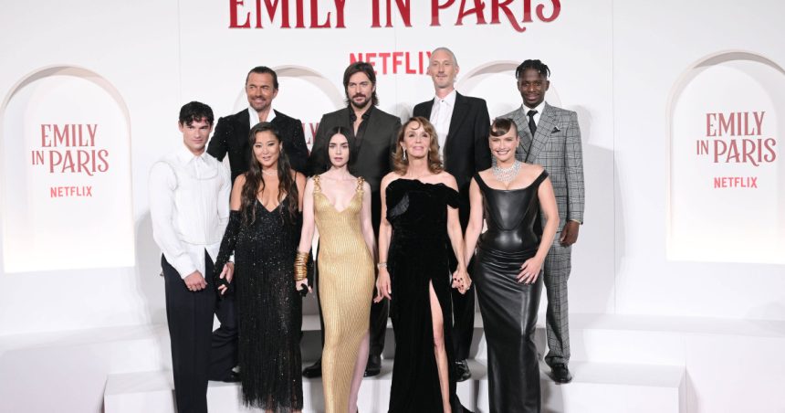 unul dintre cei mai indragiti actori din emily in paris revine pentru sezonul 5 in ciuda criticilor sale la adresa serialului 68079e96635ba