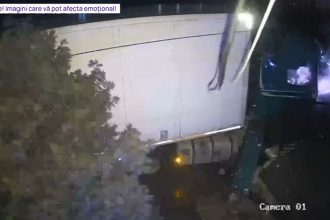 video accident grav in iasi un tir a spulberat un stalp de electricitate o conducta de gaze si s a oprit in curtea unei case 67ef9c4ebc41c