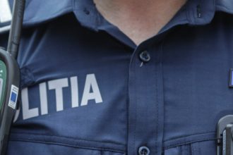 video barbat din capitala inselat si batut de doi straini care s au dat drept politisti si angajati ai unei banci escrocii au fost arestati 67f3b2c9f1a9c