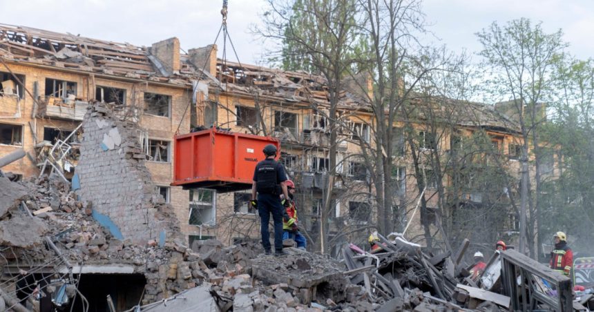 video cel putin noua morti si 63 de raniti in urma unui atac masiv asupra kievului printre victime sunt si copii 6809d23d391b5