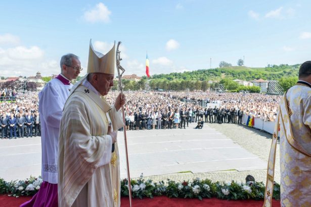 video cine sunt cei sapte episcopi greco catolici beatificati de papa francisc in romania 100 000 de oameni au asistat la ceremonie 6806231b61bed