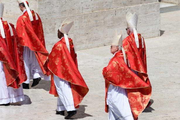 video conclavul celor 135 de cardinali se pregateste pentru alegerea noului papa cine sunt favoritii 680e2ddddf377
