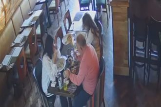 video cum a incercat un cuplu sa scape de nota de plata la restaurant au fost dati de gol de imaginile de pe camerele de supraveghere 67f8e5cff2ba0