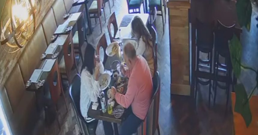 video cum a incercat un cuplu sa scape de nota de plata la restaurant au fost dati de gol de imaginile de pe camerele de supraveghere 67f8e5cff2ba0