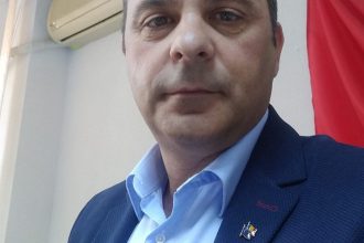 video directorul dsvsa tulcea prins luand mita si cand arunca in wc parte din bani procurorii au spart toaleta ca sa recupereze banii 6800efdab6891