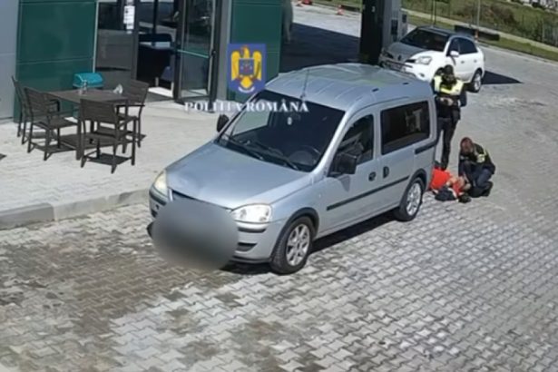 video doi politisti au salvat viata unui barbat caruia i s a facut rau in parcarea unei benzinarii 680fb1fdc82bb