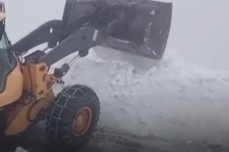 video drumarii au inceput deszapezirea pe transalpina zapada masoara doi metri in unele zone 67ff373c131e5