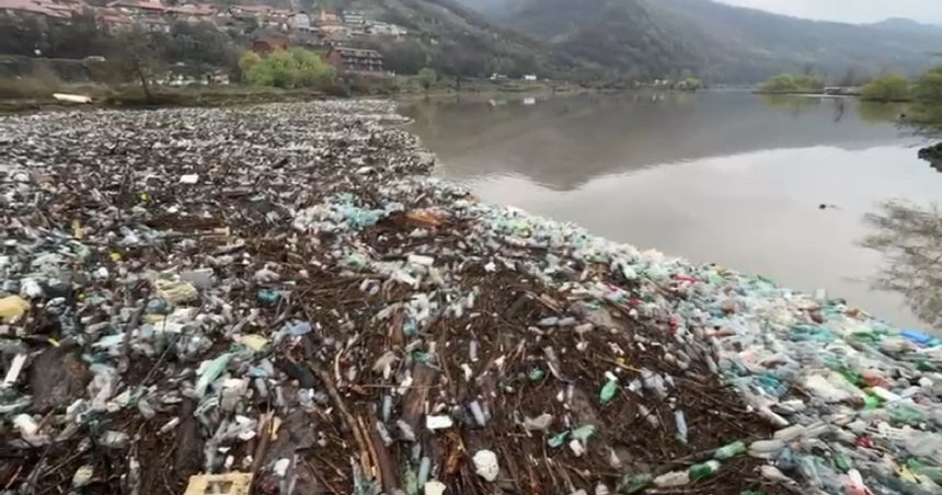video dunarea sufocata de gunoaie tone de deseuri aduse de viitura la orsova autoritatile intervin cu utilaje grele 67ebbbea015ca