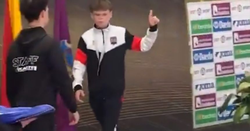 video fara fotografii cu teroristii moment viral cu un karateka ucrainean de 13 ani care a refuzat sa se urce pe podium alaturi de un rus 67f79a2be881c