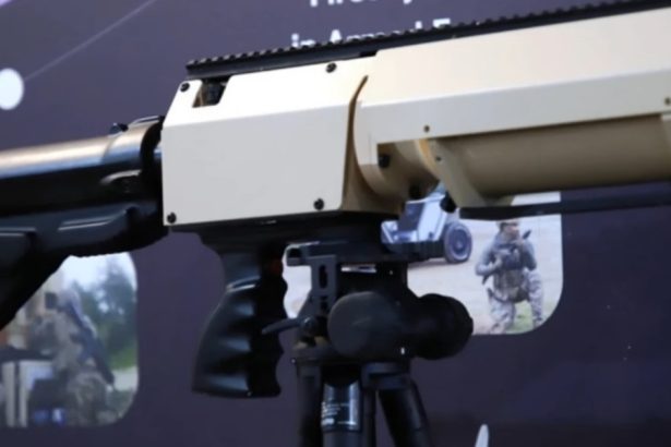 video franta a prezentat un sistem de laser portabil helma lp poate viza tinte stationare dar in anumite conditii poate vana si drone 680b09f73f324