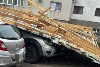 video furtuna puternica in bacau neamt si iasi acoperisuri smulse de vant copaci cazuti peste masini 67f7c23eb3471