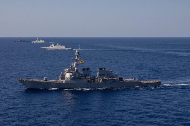video imagini care arata cum tunul de 76 mm al unei fregate franceze opreste o drona houthi motivul din spatele acestei decizii 680ca1c4ccdeb
