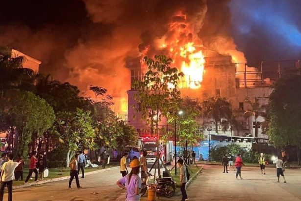 video incendiu intr un hotel din nord estul indiei cel putin 14 morti printre care si doi copii 6811cba685db0