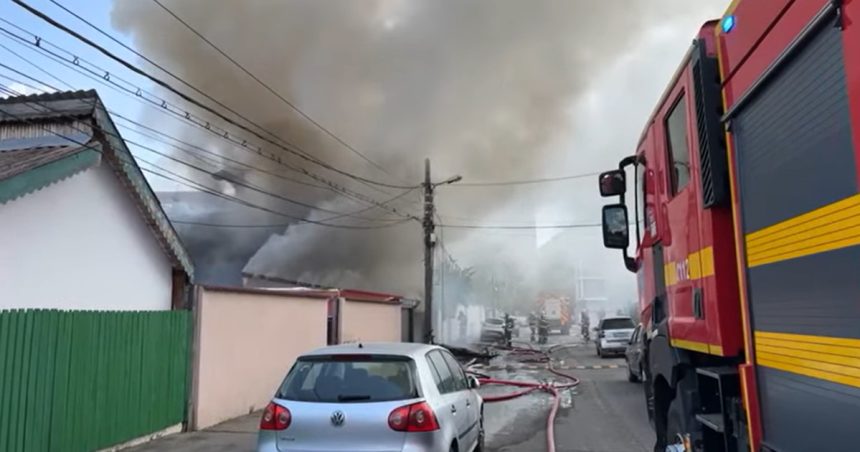 video incendiu puternic in capitala pompierii intervin cu autospeciale si autocisterne de mare capacitate in sectorul 3 680b934b3a3ed