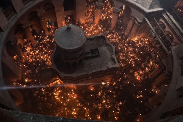 video lumina sfanta a fost aprinsa la biserica sfantului mormant din ierusalim cand va ajunge in romania 6803b85bbb5cc