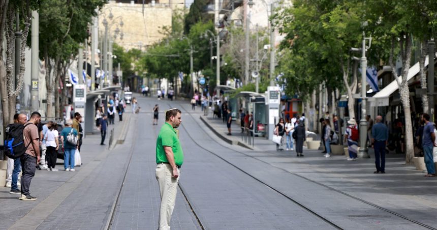 video moment emotionant in israel zece minute de reculegere nationala in memoria victimelor holocaustului 680a011c7988b