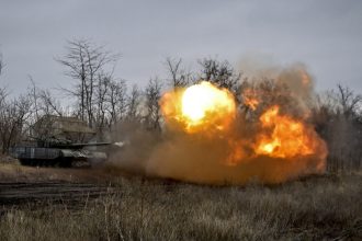 video momentul in care dronele ucrainene distrug un obuzier autopropulsat rusesc msta s si doua tancuri in sectorul kramatorsk 6802c58ced847