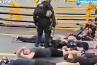 video momentul in care politia rusa ia cu asalt o sala de sport pentru a i trimite pe barbati in armata lui putin 6804af63c4175