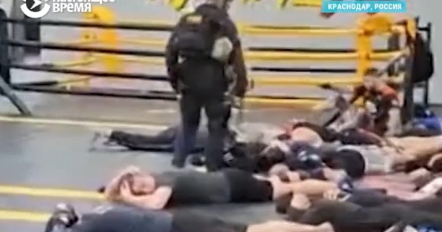video momentul in care politia rusa ia cu asalt o sala de sport pentru a i trimite pe barbati in armata lui putin 6804af63c4175