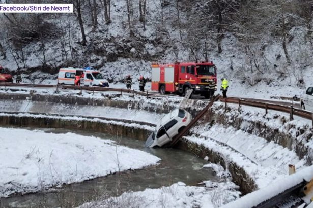 video o familie a cazut cu masina in rau pe un drum din judetul neamt soferul ar fi derapat din cauza zapezii 67f90b8a7fa8c