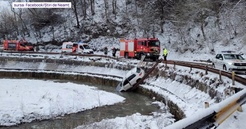 video o familie a cazut cu masina in rau pe un drum din judetul neamt soferul ar fi derapat din cauza zapezii 67f90b8a7fa8c