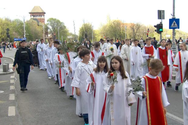 video pelerinaj in bucuresti de florii sute de credinciosi catolici participa la procesiune pe strazile capitalei 67fbd9e690d8f