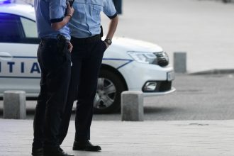 video politist din bistrita impuscat din greseala de un coleg in timpul patrularii victima a fost transportata de urgenta la spital 6810ca11e503a