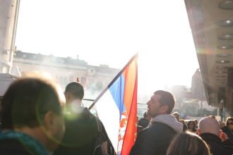 video replica presedintelui vucic la protestele studentilor oameni adusi cu autocarele la belgrad pentru un miting de sustinere 67fb634e9d095