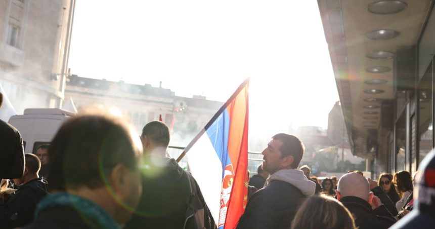 video replica presedintelui vucic la protestele studentilor oameni adusi cu autocarele la belgrad pentru un miting de sustinere 67fb634e9d095