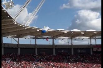 video situatie inedita la un meci de rugby din franta un parasutist a ramas agatat de acoperisul stadionului 67f6d9fdd9083
