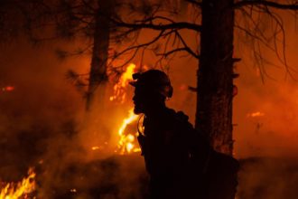 video stare de urgenta in statul american new jersey peste 3 000 de oameni evacuati din cauza unui incendiu de vegetatie 6809201c52490