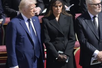 video trump salvat de o gafa imensa de sotia lui ce i a soptit melania la ureche la inmormantarea papei francisc 680deffe4ff3a