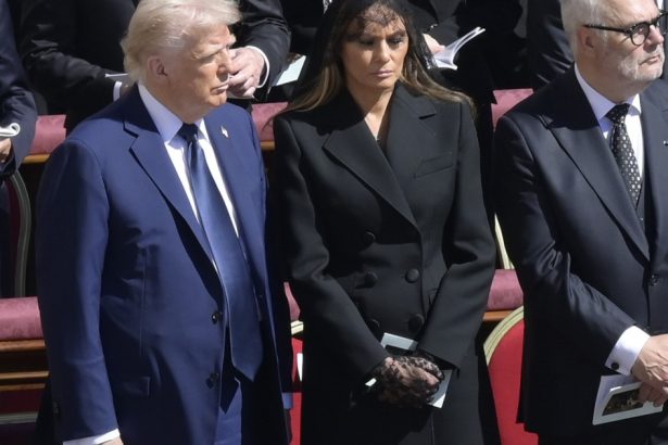 video trump salvat de o gafa imensa de sotia lui ce i a soptit melania la ureche la inmormantarea papei francisc 680deffe4ff3a