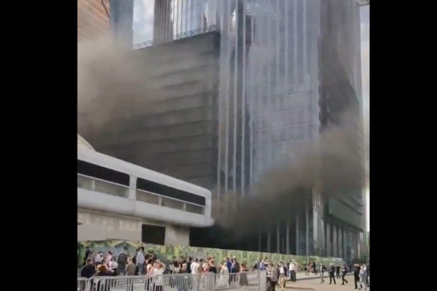 video un incendiu a avut loc in parcarea unui mall din moscova au intervenit serviciile de urgenta 68090d5ced1db