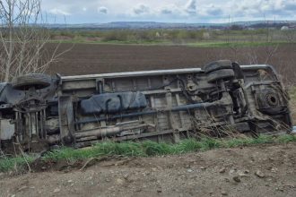 video un microbuz cu plin cu pasageri s a rasturnat la iesirea din pascani spre iasi autoritatile au activat planul rosu de interventie 67f27661da9dc