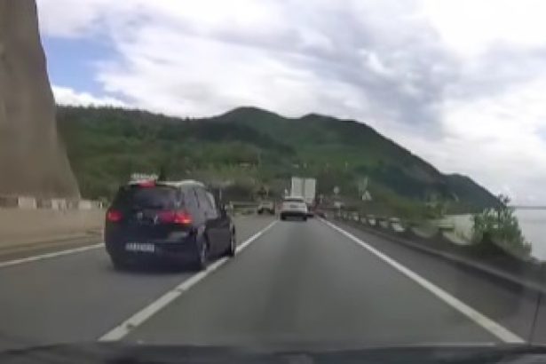 video un sofer teribilist a facut o depasire periculoasa pe dn6 in zona unde un microbuz a cazut in dunare in urma cu cateva zile 6804b7d454087