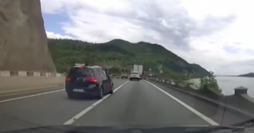 video un sofer teribilist a facut o depasire periculoasa pe dn6 in zona unde un microbuz a cazut in dunare in urma cu cateva zile 6804b7d454087