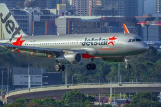 video un zbor jetstar a facut cale intoarsa dupa ce unul dintre pasageri a incercat sa deschida usa avionului deasupra oceanului indian 67eb8210e7faf