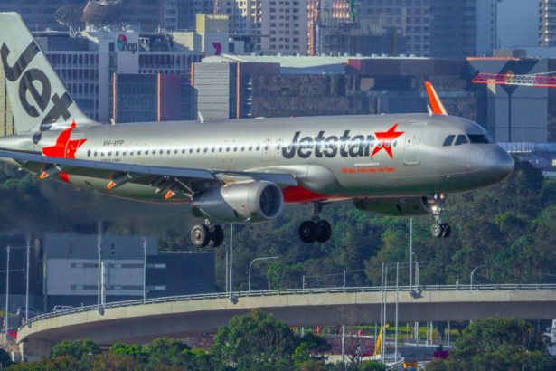 video un zbor jetstar a facut cale intoarsa dupa ce unul dintre pasageri a incercat sa deschida usa avionului deasupra oceanului indian 67eb8210e7faf