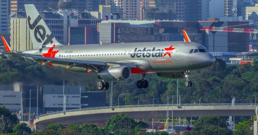 video un zbor jetstar a facut cale intoarsa dupa ce unul dintre pasageri a incercat sa deschida usa avionului deasupra oceanului indian 67eb8210e7faf