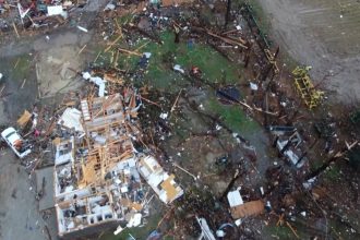 video vreme extrema in sua tornade furtuni grindina si rafale de vant de 260 km h cel putin 7 oameni au murit si 13 au fost raniti 67efab4e46af9