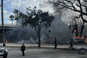 videofoto accident aviatic in sua cel putin trei morti dupa prabusirea unui avion de mici dimensiuni langa aeroportul din boca raton in florida 67f95c2c27970