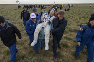 videofoto cel mai varstnic astronaut american in activitate a revenit pe terra dupa o misiune la bordul iss in ziua cand a implinit 70 de ani 6804d28bb4b78