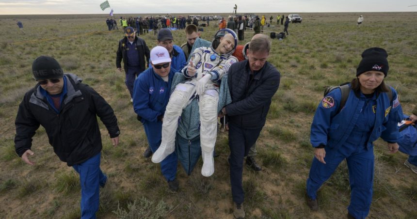 videofoto cel mai varstnic astronaut american in activitate a revenit pe terra dupa o misiune la bordul iss in ziua cand a implinit 70 de ani 6804d28bb4b78