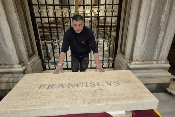 videofoto cine este romanul care a contribuit la amenajarea mormantului papei francisc si cum a ajuns sa se ocupe de cripta suveranului pontif 680f772b58ca6