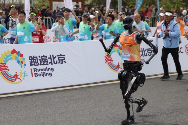 videofoto douazeci si unu de roboti umanoizi s au alaturat miilor de alergatori la semimaratonul din beijing cum s au descurcat masinile 68039f833c82e
