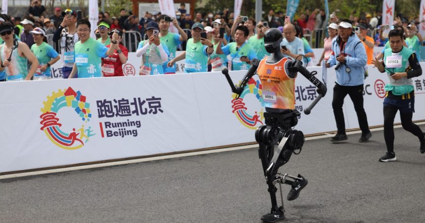 videofoto douazeci si unu de roboti umanoizi s au alaturat miilor de alergatori la semimaratonul din beijing cum s au descurcat masinile 68039f833c82e