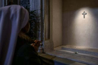 videofoto imagini cu mormantul papei francisc publicate de vatican sute de mii de oameni sunt asteptati sa i aduca un ultim omagiu 680e085f547aa