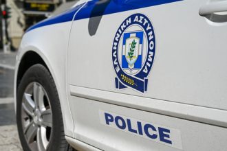 violente in atena 70 de persoane au fost arestate dupa ce au atacat o sectie de politie 67fb82f35b9d6