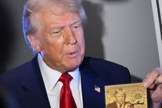 viza de america pentru bogati trump prezinta cardul de aur in valoare de cinci milioane de dolari eu sunt primul cumparator 67efbbb704334